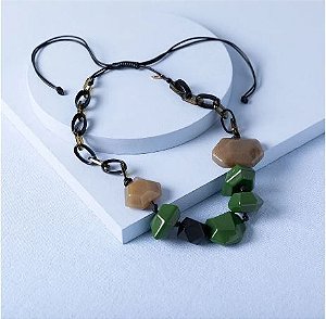 Colar em resina com pedra verdes
