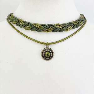 Chocker 2 voltas , pequena manda com pedra verde e trança em fio verde militar