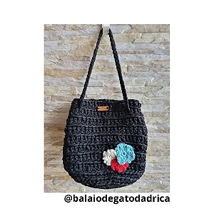 Bolsa artesanal feita em crochê - linha  preta em fio de malha , com aplique de flores coloridas .