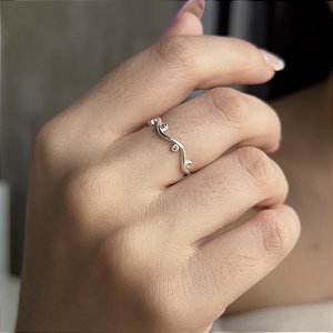 Anel Ondulado com Zircônias Prata 925 - APR136