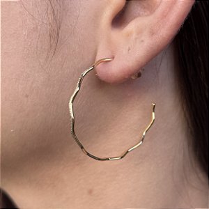 Brincos Argolas Fio Ondulado Semijoias 18k 38mm - MB521