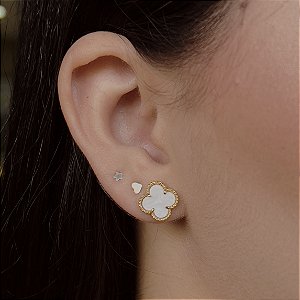 Brincos Trevo Branco Resinado Semijoias 18k - MB1013