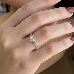 Anel Solitário Cravejado com Zircônias Prata 925 - APR250