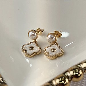 Brincos Trevo Trabalhado com Pérola Semijoias 18k - MB1147