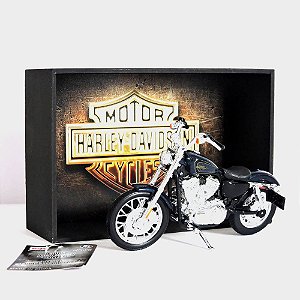 Combo 3 - Miniatura Harley-Davidson 2012 XL1200V Seventy-Two + Expositor 15x10