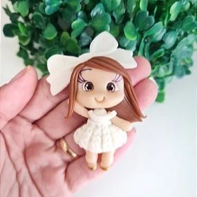 Aplique de Biscuit Boneca de Cabelo Castanho com Vestido Branco - Unidade