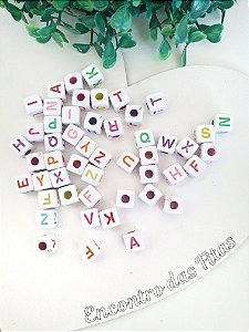 Miçangas Alfabeto com as Letras na Vertical - Quadrado Branco com Letras Coloridas 10mm 25g