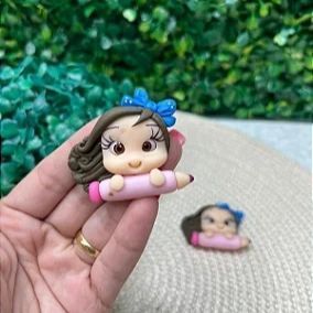 Aplique de Biscuit Boneca Escolar Lápis Cabelo Castanho - Unidade