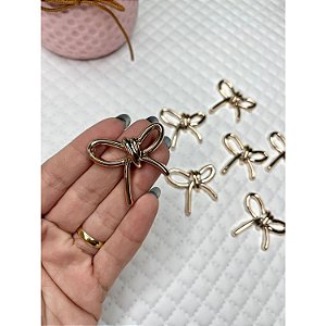 Aplique de Plástico Dourado Lacinho - Unidade