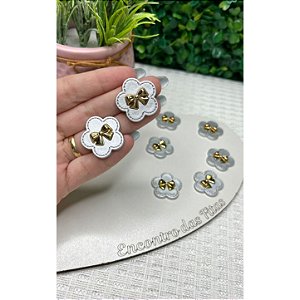 Aplique Flor Prata com Laço Dourado - Unidade