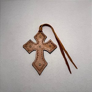Crucifixo Cruz de Couro para Retrovisor Artesanal Creme Zanin Couros Premium