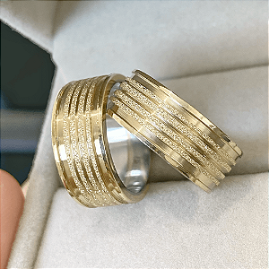 Par de Alianças 8mm Diamantada + Frisos Finos Centrais
