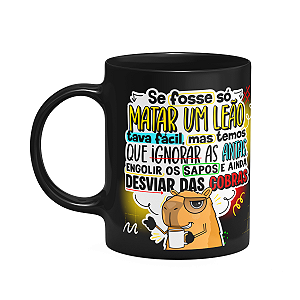 Caneca Divertida Capivara - Se fosse só matar um leão  Preta