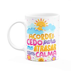 Caneca Divertida Vibes - Acordei cedo pra atrasar com calma