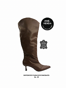 PRÉ-VENDA | Alice - Bota Couro Cano Longo Bico Fino Salto Kitten Marrom
