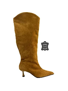 Alice - Bota Couro Camurça Cano Longo Bico Fino Salto Kitten Mostarda