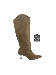 Alice - Bota Couro Camurça Cano Longo Bico Fino Salto Kitten Taupe