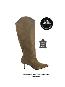 PRÉ-VENDA | Alice - Bota Couro Camurça Cano Longo Bico Fino Salto Kitten Taupe
