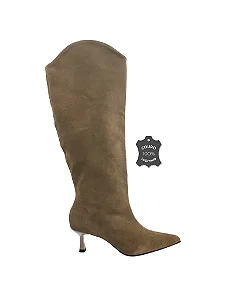 Alice - Bota Couro Camurça Cano Longo Bico Fino Salto Kitten Taupe