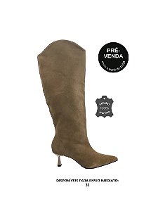 PRÉ-VENDA | Alice - Bota Couro Camurça Cano Longo Bico Fino Salto Kitten Taupe