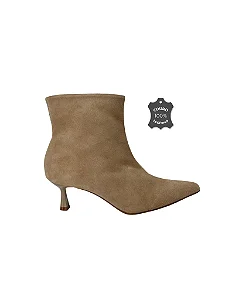 Alice Cano Curto - Bota Couro Camurça Bico Fino Salto Kitten Bege
