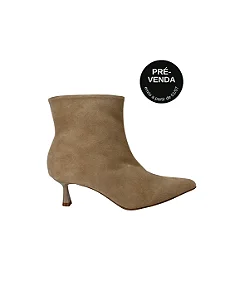 |PRÉ-VENDA| Alice Cano Curto - Bota Couro Camurça Bico Fino Salto Kitten Bege