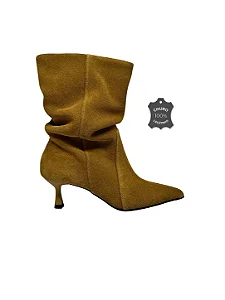 Alice Slouch - Bota Couro Camurça Bico Fino Salto Kitten Mostarda