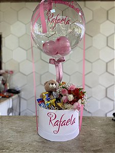 box presente, com pelúcia pequena, chocolate sortidos, ramalhete com 4 rosas, balão buble personalizado.