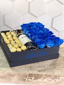 Box quadrada metade ferreiro metade rosas azuis e no meio um vinho toro, escrita personalizada