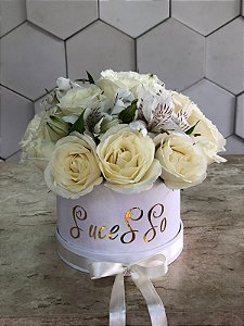 Box pequena com rosas brancas e astronomia braça e escrita personalizada