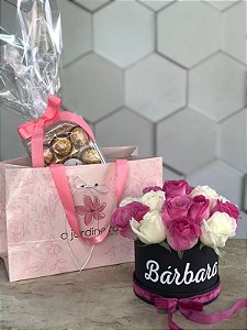 Box pequena com rosas pink e rosa branca, sacola presente com ferreiro roche 12 unidades