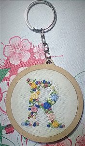 Chaveiro floral com letra inicial