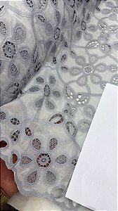 Rechilieu Cinza Claro Bordado