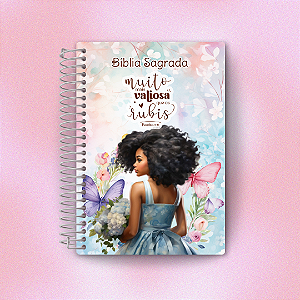 Bíblia Sagrada com Arame Personalizada - Evangélica - Revista Corrigida - NVI - Menina Morena Cabelo Afro