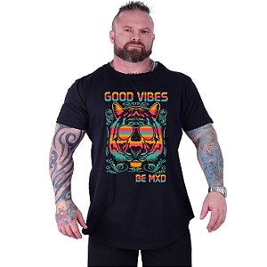 Camiseta Longline Estampada Plus Size MXD Conceito Manga Curta Leão Good Vibes