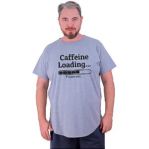 Camiseta Longline Estampada Plus Size MXD Conceito Manga Curta Caffeine Loading