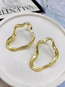 Brinco Forma Orgânica Dourado