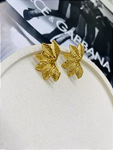 Brinco Flor Dourada Texturizada