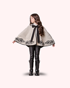 PONCHO TRICOT CRU COM BORDADO PRETO - ANIMÊ