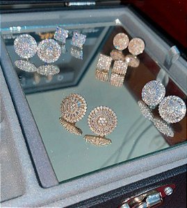 Brincos Cravejados com Pedras de Zirconia