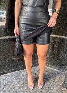 Shorts Saia em Couro Sintético Premium