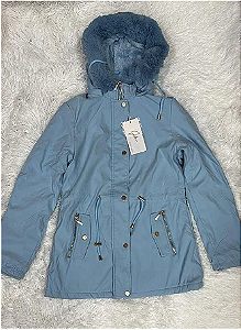 CASACO FEMININO GIADA COM CAPUZ /CINTURA COM CORDÃO /PELUCIADO POR DENTRO ( AZUL CLARO /TAM EGG)