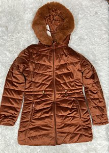CASACO FEMININO ALINE CAMURÇA COM CAPUZ /CINTURA COM CORDÃO /PELUCIADO POR DENTRO (MAROM /TAM P)