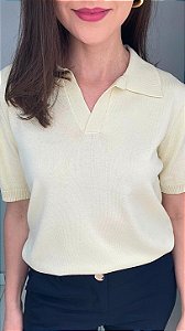 Blusa polo manga curta na cor manteiga