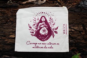 Bolsa zipper tecido grosso, da Coleção "Somos Deusas", estampa 3.  15x18cm