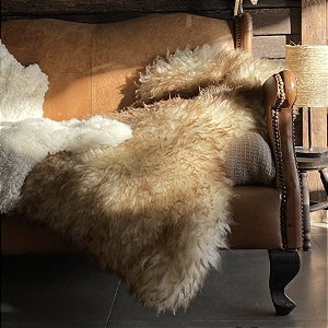 Pele de carneiro chamuscada caramelo