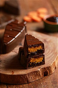 A CENOURA! recheada com bolo de cenoura e brigadeiro - vegano, sem glúten, sem lácteos