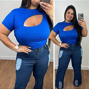 A imagem pode conter: 1 pessoa  Curvy woman, Women, Plus size fashion