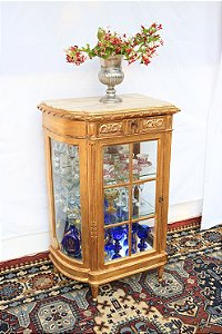 Vitrine de 1919 Bombê Louis XVI dourada com Pedra Ônix