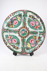 Prato oriental estilo família rosa com frutos e flores